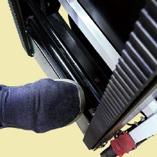 足元のレバーを踏む様子