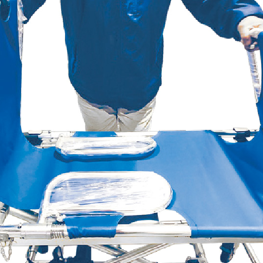 頭側と足側を広げる様子