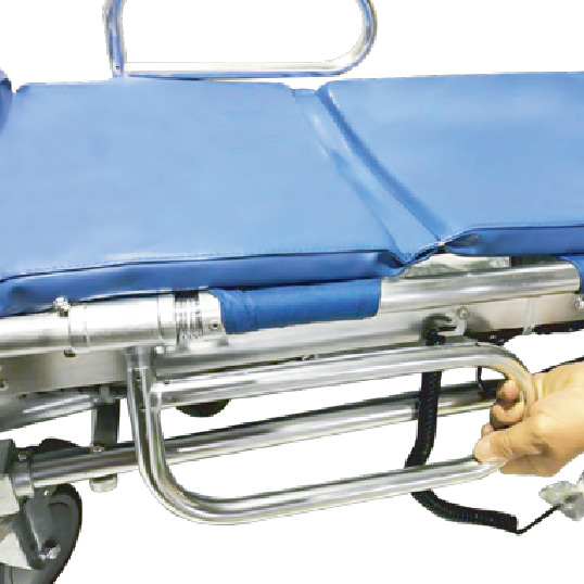 サイドレールを起こす様子