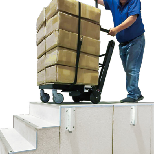 後輪を階段手前まで押す様子