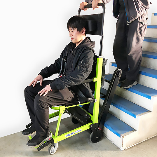 階段を上り下りする様子