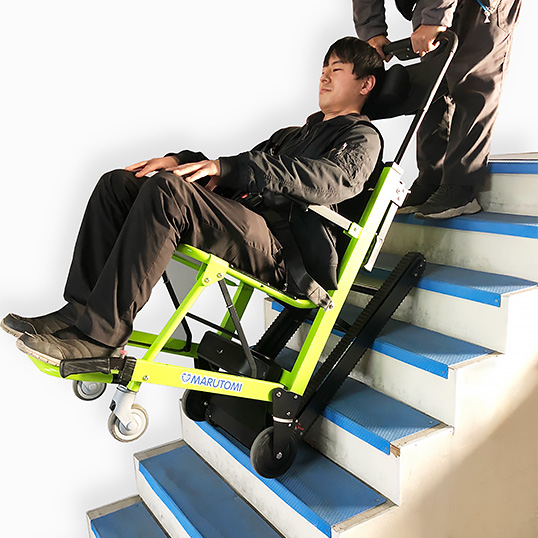 階段を上り下りする様子